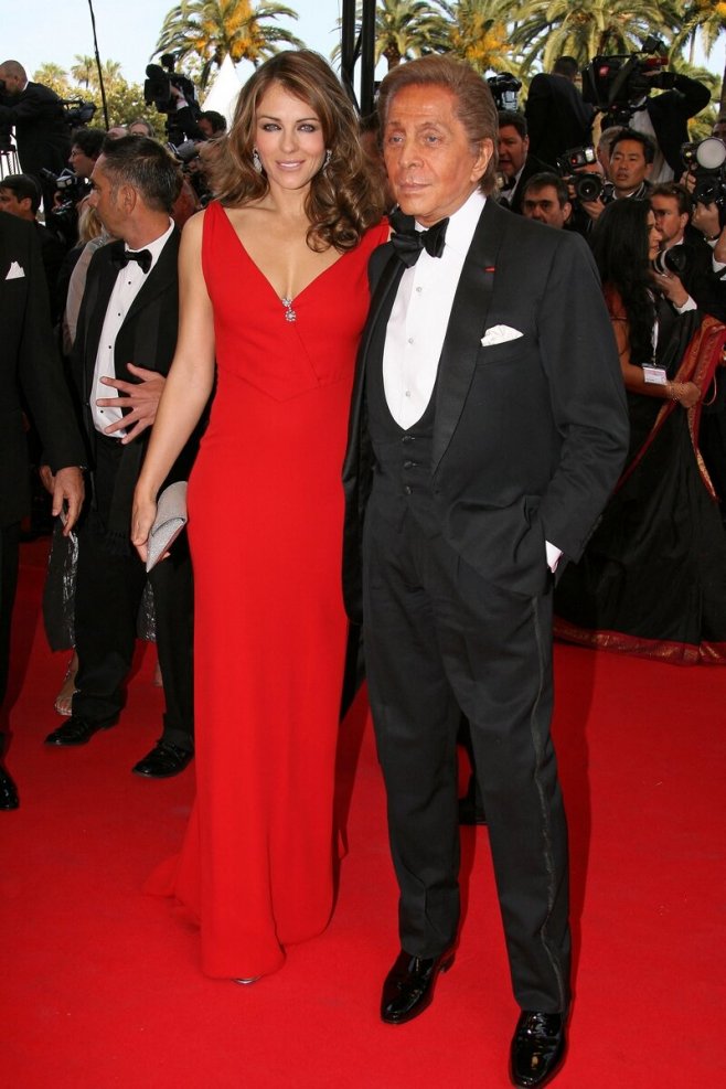 Elizabeth Hurley sexy sur le tapis rouge au Festival de Cannes 