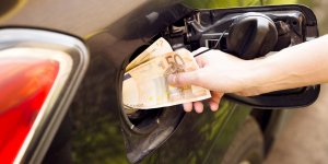Pénurie de carburant : certaines stations-service en profitent-elles pour gonfler les prix ?