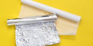 Papier aluminium : de quel côté faut-il l'utiliser ?