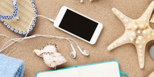 Vacances d'été : trois astuces pour protéger son téléphone à la plage