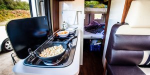 Camping-car : 8 plats à ne pas cuisiner à l’intérieur