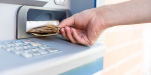 Distributeur de billets : est-il possible de retirer des coupures de 5, 100 ou 200 euros ?