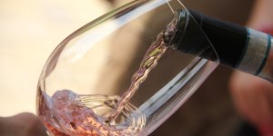  Rappel massif de vins contaminés : la liste des bouteilles à rapporter en magasin 