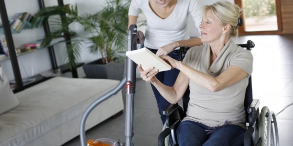 Seniors à domicile : quelles sont les aides et solutions pour rester chez soi ?