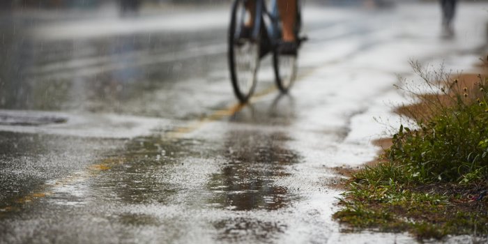 Météo : les astuces pour rouler à vélo par temps de pluie
