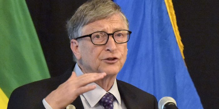 Coronavirus : comment Bill Gates est devenu la cible favorite des complotistes, des anti-vaccins et de l'extrême droite